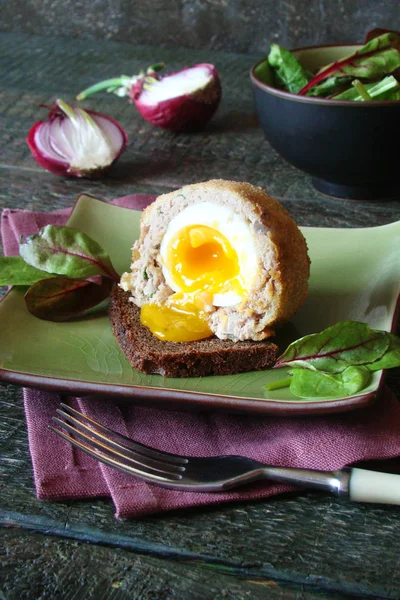 Viski yumurta yeşil kabı üzerindeki otlar ile