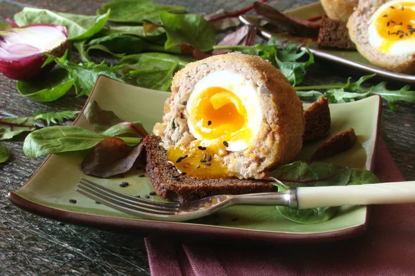 Viski yumurta yeşil kabı üzerindeki otlar ile