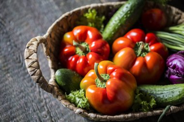 Kırmızı biber, sebze ve otlar bir rustik tarzda