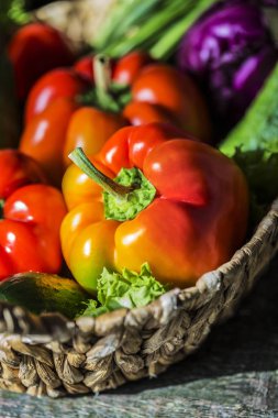 Kırmızı biber, sebze ve otlar bir rustik tarzda