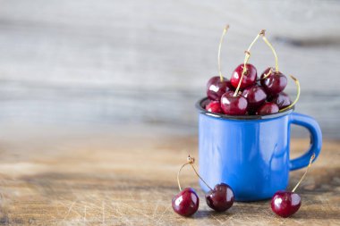 bir mavi metal daire içinde taze kiraz