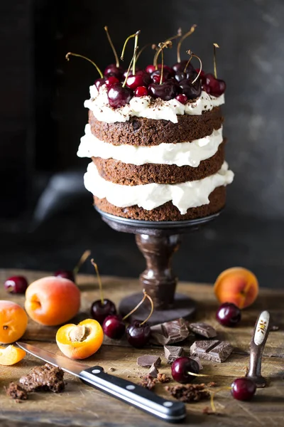 Krem şanti ve kiraz ile çikolatalı kek