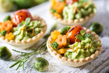 Közlenmiş domates, avokado krem ve brokoli ile tartlets