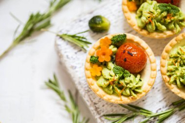 Közlenmiş domates, avokado krem ve brokoli ile tartlets