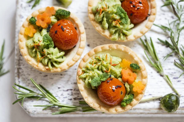 Közlenmiş domates, avokado krem ve brokoli ile tartlets