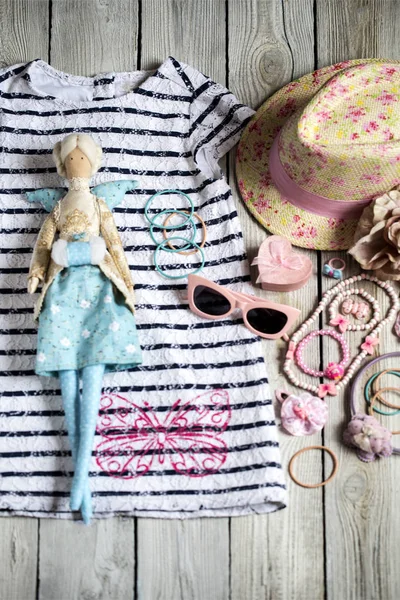Летние атрибуты, шведы и шляпа для маленькой девочки и куклы в й — стоковое фото