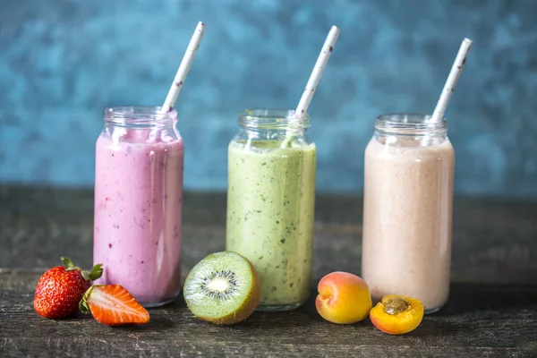 smoothies ile meyve, çilek, kivi, çilek, bananana, lim