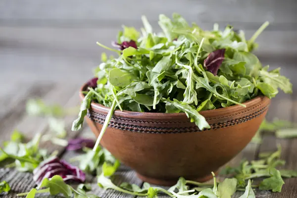 ahşap arka plan üzerinde bir rustik tarzda Roka Salatası