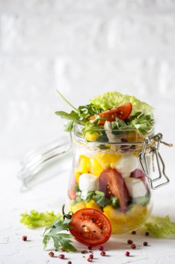 El ile Mozarella, domates, biber, sebze salatası yapımı onu