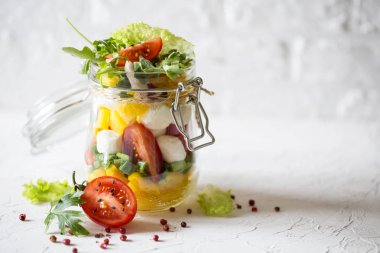 El ile Mozarella, domates, biber, sebze salatası yapımı onu