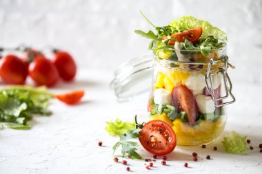 El ile Mozarella, domates, biber, sebze salatası yapımı onu