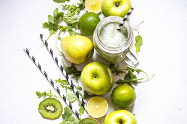 Elma, armut, kireç ve otlar yapılan meyve smoothies