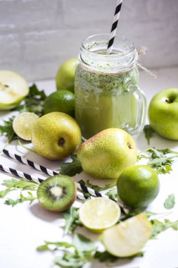 Elma, armut, kireç ve otlar yapılan meyve smoothies