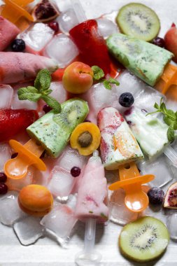 ev yapımı meyve dondurma, kivi, çilek, şeftali nane ile