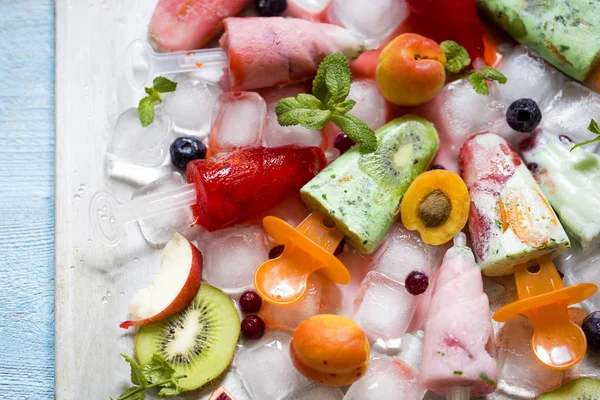 ev yapımı meyve dondurma, kivi, çilek, şeftali nane ile