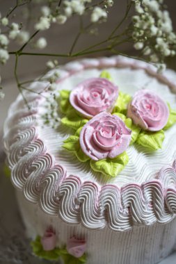 krem şanti ile pasta ve gül kremi