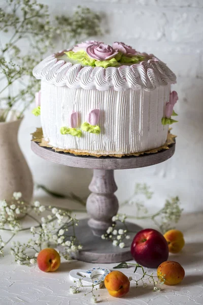 Pastel con crema batida y crema de rosa —  Fotos de Stock