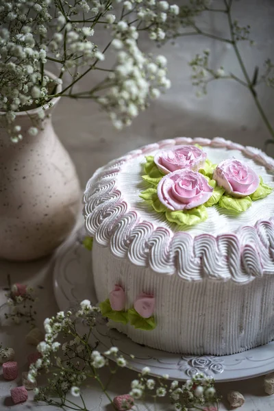 Cake met slagroom en rose room — Stockfoto