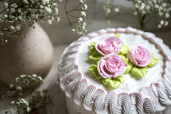 Торт со взбитыми сливками и розовыми сливками — стоковое фото