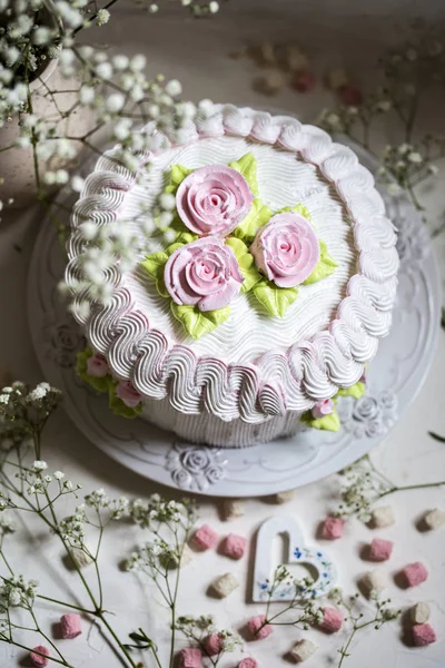 Торт со взбитыми сливками и розовыми сливками — стоковое фото