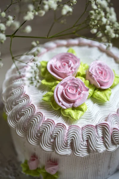 Gâteau à la crème fouettée et crème de rose — Photo
