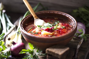 Yeşil, yeşil soğan, ekşi krema ile pancar Borsch çorbası