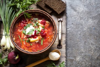 Yeşil, yeşil soğan, ekşi krema ile pancar Borsch çorbası