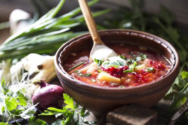 Yeşil, yeşil soğan, ekşi krema ile pancar Borsch çorbası
