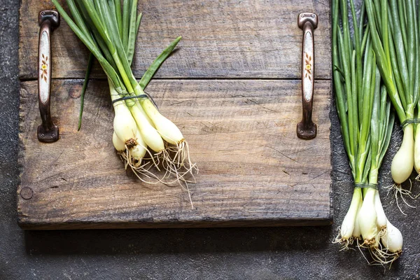 rustik tarzda bir ahşap tahta üzerinde yeşil soğan