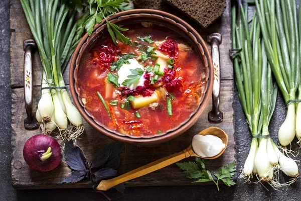 Yeşil, yeşil soğan, ekşi krema ile pancar Borsch çorbası