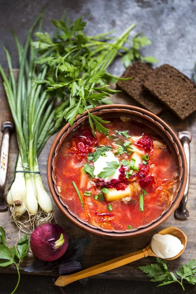 Yeşil, yeşil soğan, ekşi krema ile pancar Borsch çorbası