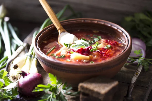 Yeşil, yeşil soğan, ekşi krema ile pancar Borsch çorbası