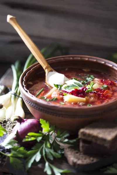 Yeşil, yeşil soğan, ekşi krema ile pancar Borsch çorbası