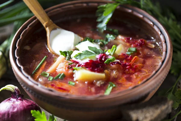 Yeşil, yeşil soğan, ekşi krema ile pancar Borsch çorbası