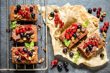 taze çilek, kuş üzümü ve nane ile kek çikolatalı kek