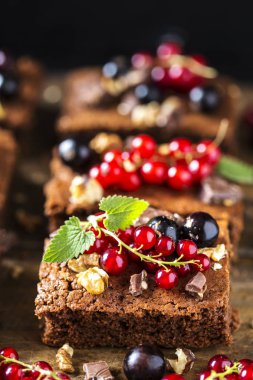 taze çilek, kuş üzümü ve nane ile kek çikolatalı kek