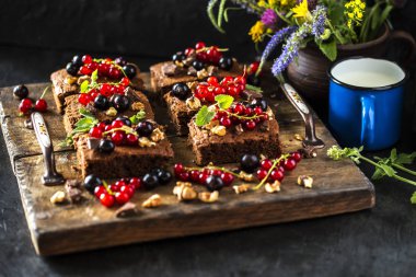 taze çilek, kuş üzümü ve nane ile kek çikolatalı kek