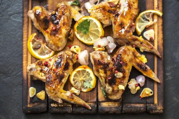 limon ve otlar ile ızgara tavuk kanatları