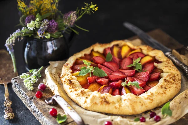 Ev yapımı Çilekli pasta. Bisküvi ile taze çilek ve ber