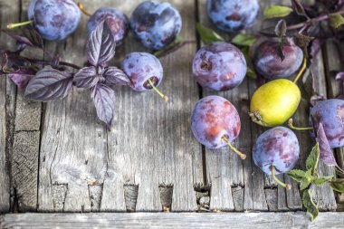 Olgun, güzel kokulu Erik ahşap arka plan üzerinde