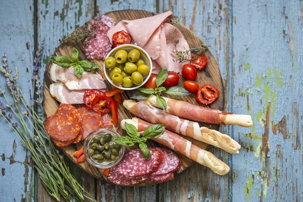 Comida italiana, prosciutto, grissini, salchicha ahumada, jamón, aceitunas , — Foto de Stock