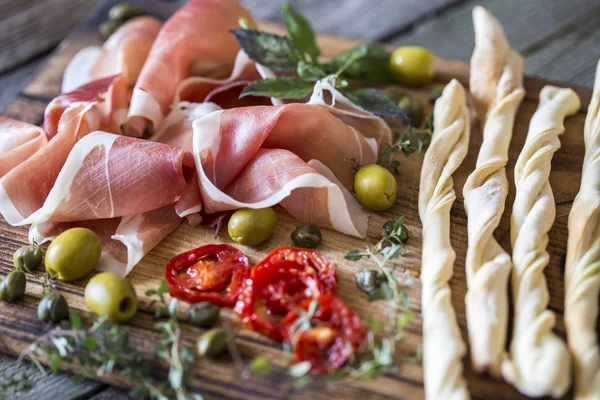 İtalyan gıda, prosciutto, grisini, tütsülenmiş sosis, jambon, zeytin,