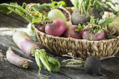 kök sebze şalgam, turp, pancar ahşap arka plan üzerinde