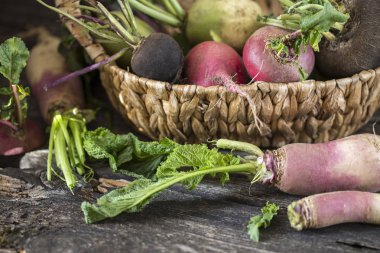 kök sebze şalgam, turp, pancar ahşap arka plan üzerinde