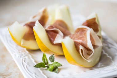 Kavun, yemek, zeytin, sosis, jambon ve o İtalyan prosciutto