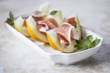 Kavun, yemek, zeytin, sosis, jambon ve o İtalyan prosciutto