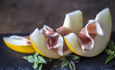 Kavun, yemek, zeytin, sosis, jambon ve o İtalyan prosciutto