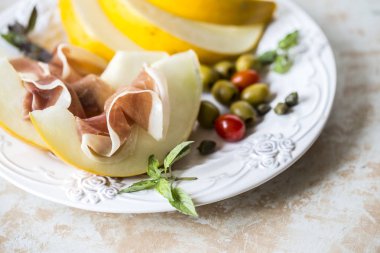 Kavun, yemek, zeytin, sosis, jambon ve o İtalyan prosciutto