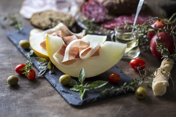 Kavun, yemek, zeytin, sosis, jambon ve o İtalyan prosciutto
