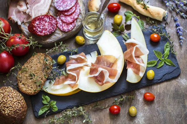 Kavun, yemek, zeytin, sosis, jambon ve o İtalyan prosciutto